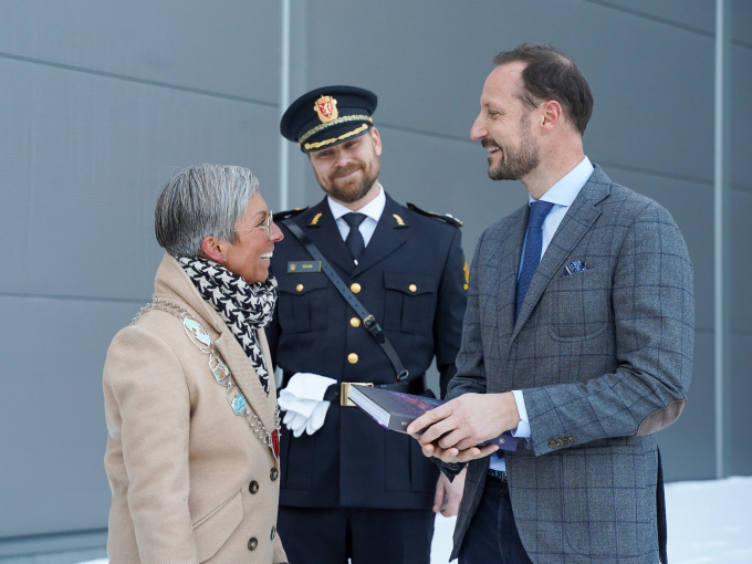 Kronprinsen tar farvel med Moss-ordfører Hanne Tollerud og visepolitimester Geir Solem. Foto: Liv Anette Luane, Det kongelige hoff